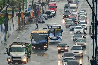 Escenario. Así lucieron algunas calles de la ciudad la tarde de este jueves 13.