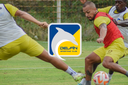 Édison Vega maneja la pelota en un entrenamiento del equipo cetáceo.