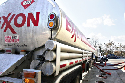 Uno de los carros tanques que transporta el combustible de ExxonMobil.