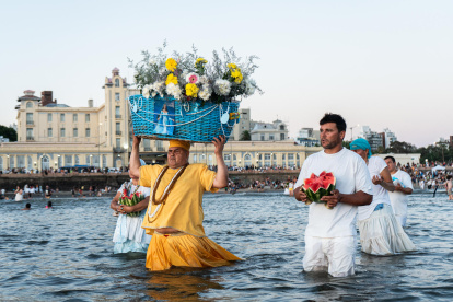 Personas rinden tributo a la "milagrosa" Iemanjá este domingo, en una playa de Montevideo (Uruguay).