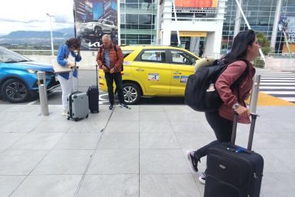Viajeros se quejan por los altos valores que representan la movilización desde y hacia el aeropuerto.