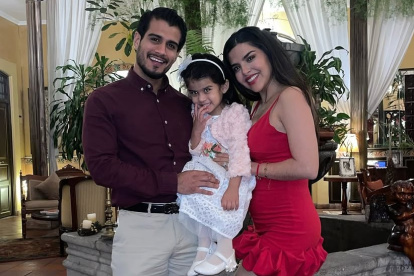 Emma con su esposo e hija.