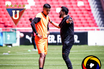 El delantero Álex Arce y el DT Pablo Sánchez durante una práctica de los albos.