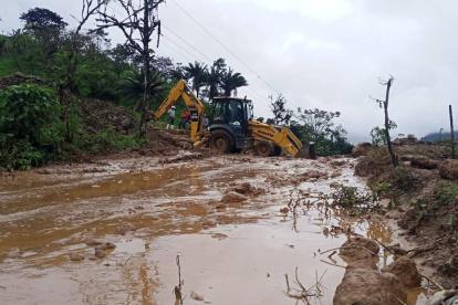 Con maquinaria de la prefectura se tratan de abrir las vías afectadas.