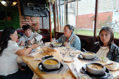 Ambato. Sabores de antaño. La comida típica se sirve en bateas de aliso, evocando la tradición.