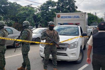Militares custodian escena del crimen de oficial de la FAE, en sector de la Penitenciaría, en la vía a Daule, noroeste de Guayaquil.
