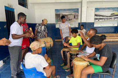 Mientras los niños tocan, el sonido del bombo se une a la melodía, resonando con la fuerza de un corazón que late al compás de la vida.