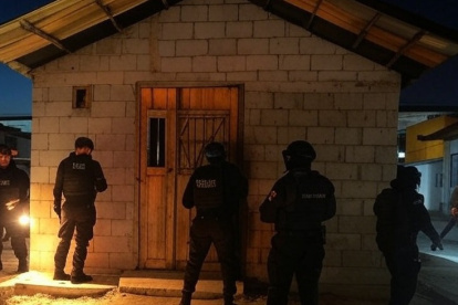 lusitración I.A. 200 viviendas allanadas en el suburbio por la Policía.