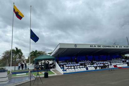 La bandera de la FAE luce a media asta en el Ala de Combate #23 de Manabí