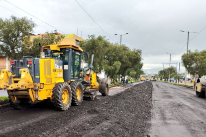 Los trabajos avanzan en los carriles centrales de la av. Galo Plaza Lasso.