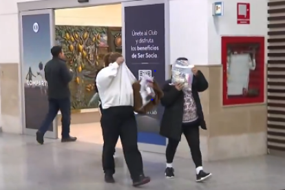 Migrantes ecuatorianos deportados desde Estados Unidos.