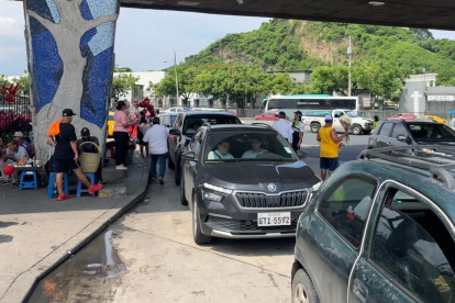 Fila de autos para entrar al mercado.