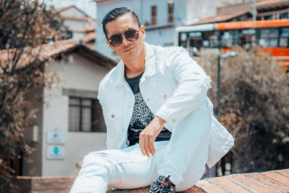 Toño Abril es originario de Cuenca, provincia del Azuay.