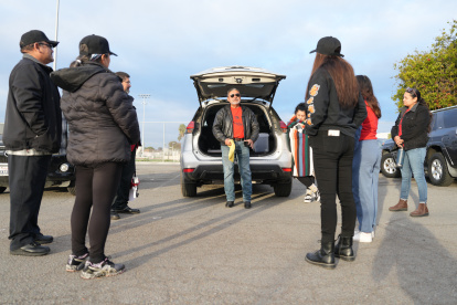 ACOMPAÑA CRÓNICA: EEUU CRISIS MIGRATORIA USA473. SAN DIEGO (ESTADOS UNIDOS), 11/02/2025.- Fotografía del 5 de febrero de 2025 de integrantes de la llamada "Patrulla comunitaria" recibiendo instrucciones antes de salir en un recorrido por los barrios de familias inmigrantes en San Diego, California (Estados Unidos). Conductores latinos se reúnen durante las madrugadas en diversos puntos de San Diego (California) como integrantes de la llamada "Patrulla comunitaria", que recorre vecindarios y alerta por redes sociales de la presencia de autoridades migratorias que realizan redadas y arrestos, para evitar que caigan "trabajadores migrantes sin récord criminal". EFE/Manuel Ocaño