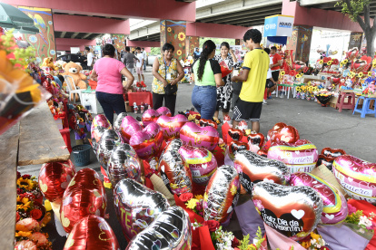 Decenas de comercios ponen color bajo el puente