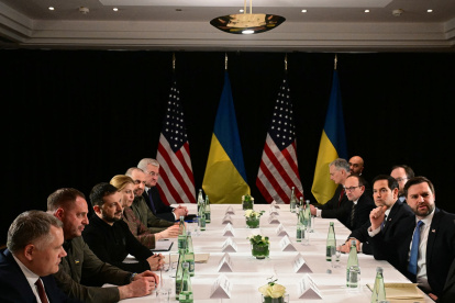 El vicepresidente de EE.UU., J. D. Vance (derecha), el secretario de Estado, Marco Rubio y el presidente Volodymyr Zelensky, se reúnen al margen de la 61.a Conferencia de Seguridad de Múnich (MSC), en Múnich.