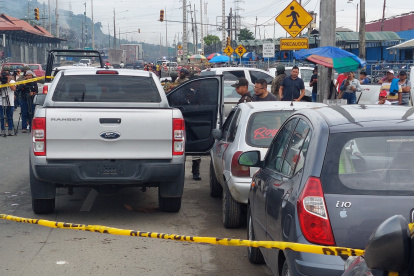 ATAQUE ARMADO CONTRA UNA CAMIONETA FUERA DE LA PENITENCIARIA DEJA COMO SALDO UN UNIFORMADO DE LA FUERZA AEREA MUERTO Y A OTRO HERIDO. 2025-02-14 PERIODISTA MIGUEL PARRAGA FOTOGRAFO CHRISTIAN VINUEZA AG-PERIODISTA AG-GRANASA AG-EXTRA