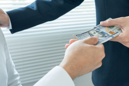 Referencial. Los trabajadores bajo relación de dependencia, que están asegurados, reciben el décimo cuarto sueldo.