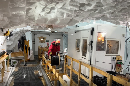 Un investigador baja un cable de fibra óptica 1.500 metros hacia una profundidad de 2.700 metros bajo hielo para registrar señales del interior de una corriente de hielo de forma continua durante 14 horas.