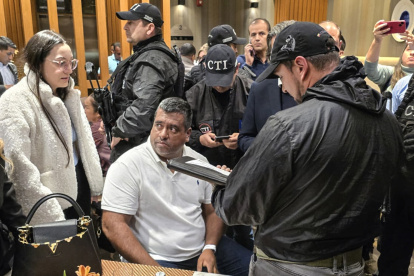 Bogotá. El líder guerrillero disidente de las FARC, Andrés Rojas, en momentos en el que era detenido.