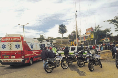 Los hombres estaban dentro de una camioneta cuando fueron atacados por dos motorizados.