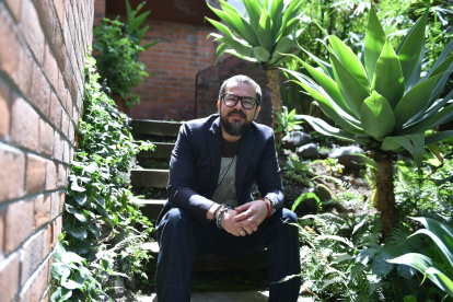 Inty Gronneberg es ingeniero mecánico por la  Universidad de las Fuerzas Armadas - ESPE. Tiene una maestría en Procesos de Fabricación en la Universidad de Greenwich y es PhD en Ecosistemas de Innovación, en el Imperial College London.