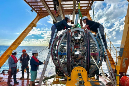 Una vez completado, el telescopio de neutrinos KM3NeT constará de 345 unidades de detección, cada una de ellas formada por un cable submarino de cientos de metros equipado con una serie de módulos como el de la imagen