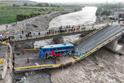 Así se observa el puente colapsado este viernes, en la carretera que une Lima con el megapuerto de Chancay (Perú).
