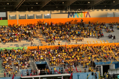 Los hinchas toreros llegaron hasta el estadio Jocay de Manta.