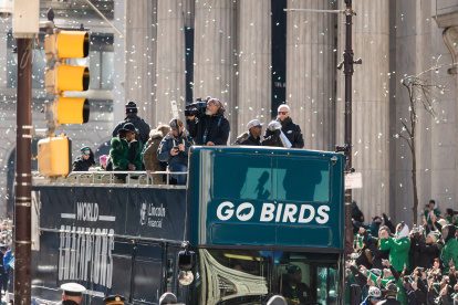 El presidente e integrantes de la plantilla de los Eagles de Philadelphia, mientras recorrían las calles con el trofeo de campeones.