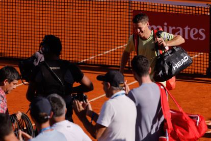 El tenista argentino Diego Schwartzman reacciona al final de un partido contra el español Pedro Martínez que significó también su adiós del tenis.