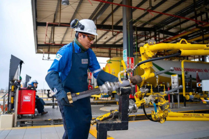 Una persona trabaja en el sistema de gas de Perú.