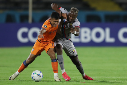 Franklin Carabalí (d) se lució el jueves al frenar en el segundo tiempo a los rivales del equipo de Blooming.