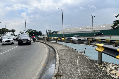 Protección. En el puente de la avenida Las Aguas se requiere la colocación de barandas.