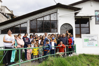 Junto a la casa comunal, los vecinos del barrio Rosa Pérez Pallares, de la parroquia de Chimbacalle, en el sur de Quito.
