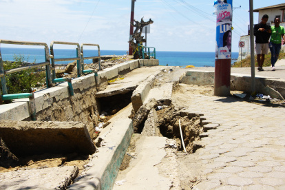 Mirador. Los agujeros en el ‘Balcón Encantado’ se observan en las barandas, las veredas y el mismo suelo.