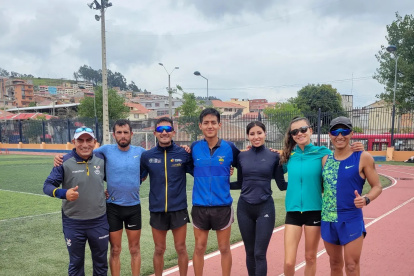 Andrés Chocho (d) con los marchistas que dirige, entre ellos Daniel.