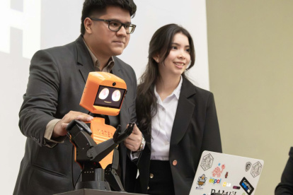 Feria. La Feria IDEAR permitió la presentación de trabajos de graduación que tenían un valor social pues solucionaban problemas locales en tecnología, medioambiente, y otras asignaturas.