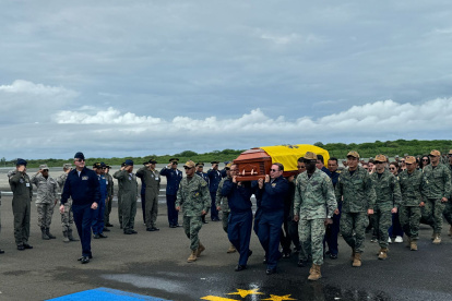 Familiares, amigos y compañeros de la Fuerza Aérea Ecuatoriana (FAE) acompañaron el féretro cubierto con la bandera tricolor hasta el último adiós en Manabí.