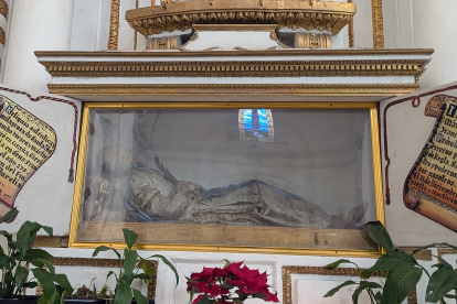 La momia atrae a fieles católicos en el centro de México.