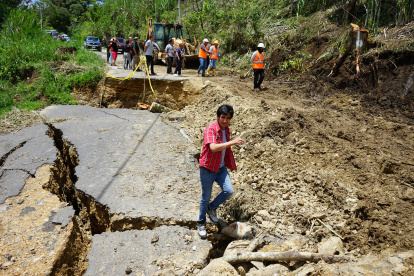 El cierre de dos carriles en el kilómetro 1 de la carretera debido a la pérdida de la calzada afecta la circulación en el noroccidente de Quito.