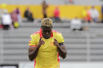 Michael Carcelén hizo un doblete en el debut de Aucas 2025.