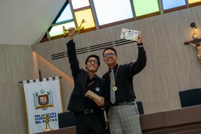 Los jóvenes recibieron estatuillas.