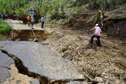Una parte de la mesa de esta vía se fue abajo.