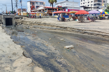 Así quedó el canal que descargó aguas pluviales al mar.