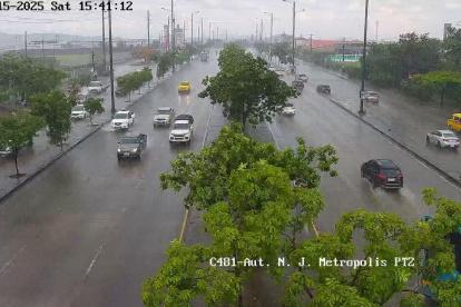 Se observa vías mojadas, por lo que se insta a bajar la velocidad al conducir.