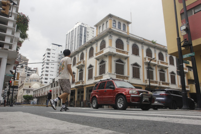Inmueble. Las chazas abiertas evocan al Guayaquil de antaño. Todavía hay rezagos en el centro de la urbe.