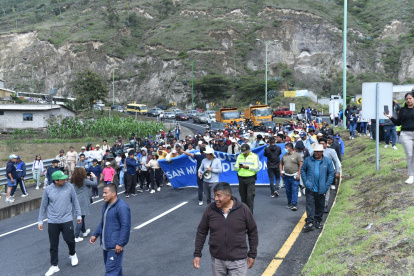Habitantes de San Miguel del Común recorren la Panamericana Norte exigiendo alumbrado y seguridad.