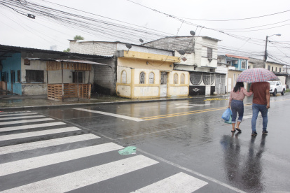 Autoridades investigan el tiroteo que cobró dos vidas y dejó varios heridos en Guayaquil.