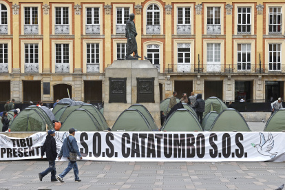 AME4968. BOGOTÁ (COLOMBIA), 16/02/2025.- Fotografía de archivo fechada el 29 de enero de 2025 que muestra personas caminando frente a un campamento de líderes campesinos de la región del Catatumbo, en la Plaza de Bolívar en Bogotá (Colombia). La región colombiana del Catatumbo vive desde hace un mes la peor crisis humanitaria que recuerde el país, causada por los enfrentamientos entre la guerrilla del Ejército de Liberación Nacional (ELN) y el Frente 33 de las disidencias de las FARC, que afecta a casi 85.000 personas, entre ellas comunidades indígenas y migrantes venezolanos. EFE/ Mauricio Dueñas Castañeda/ ARCHIVO